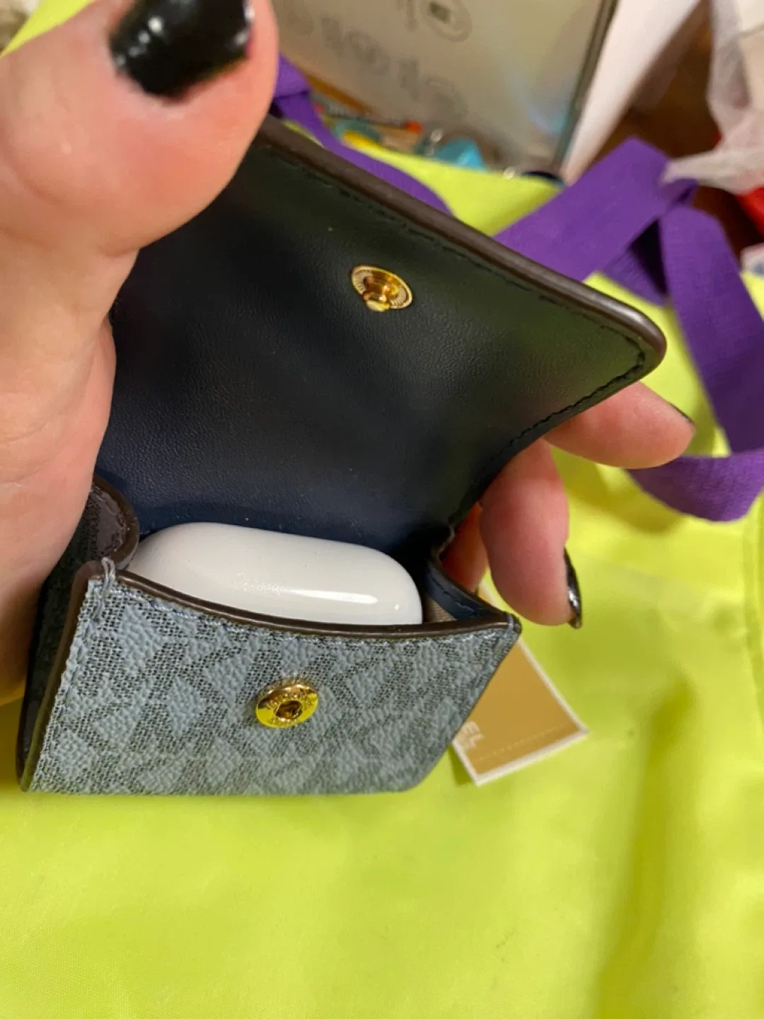 MICHAEL KORS AIRPOD CASE image indicator(3)