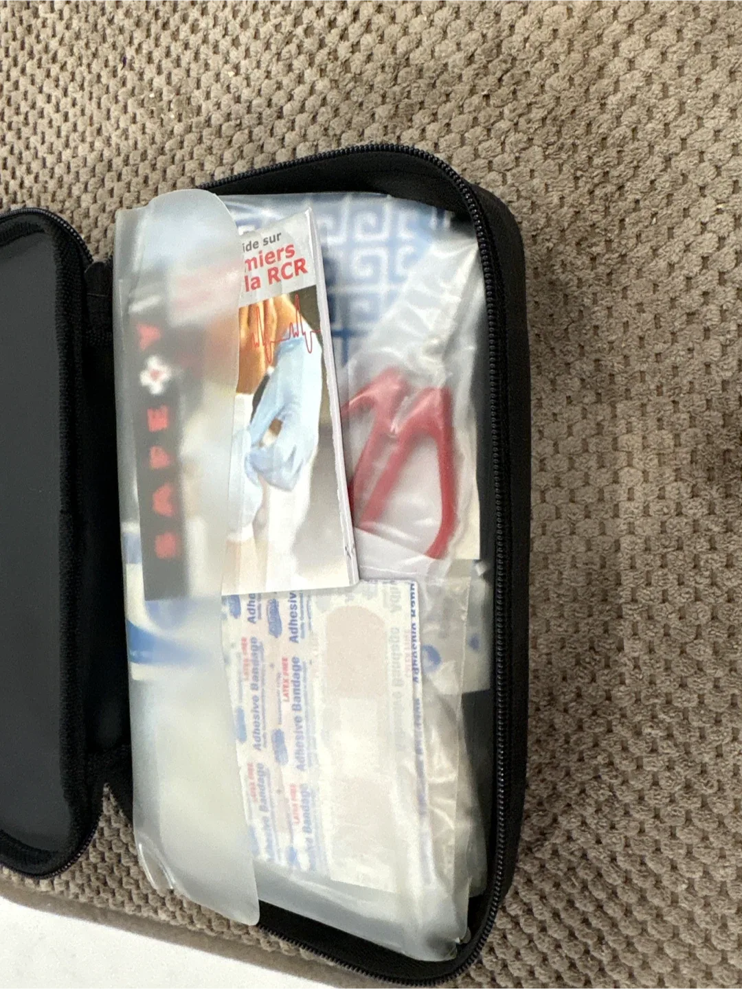 Mercedes-Benz First Aid Kit image indicator(2)