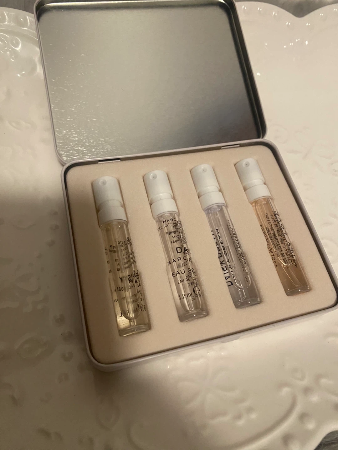 New Daisy Marc Jacobs Eau de Toilette Spray (Mini) 4 x 1.2 ml - photo 3