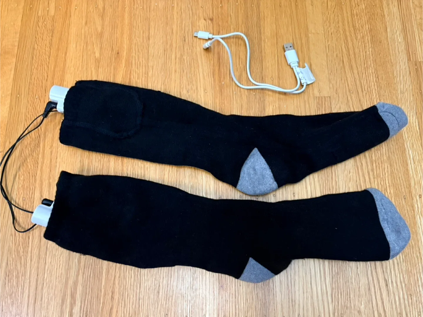 Heated Socks with USB Charger - Black image indicator(2)
