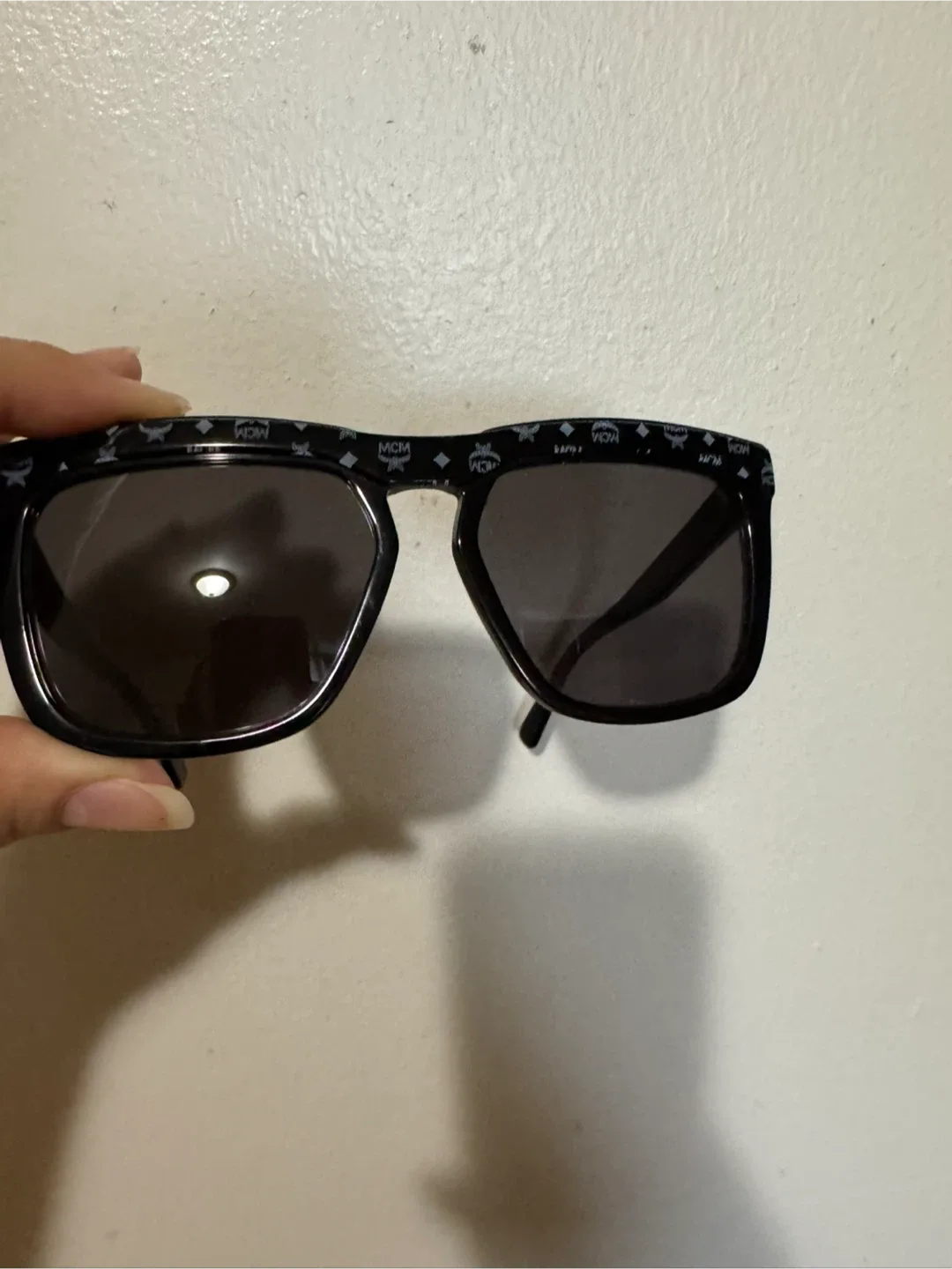 🥕MCM Sunglasses with Case image indicator(2)