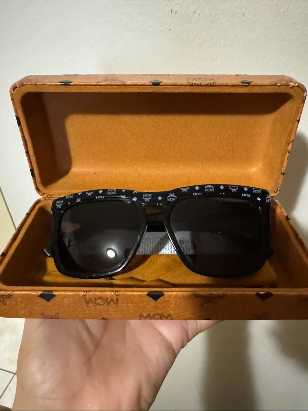 🥕MCM Sunglasses with Case image indicator(4)