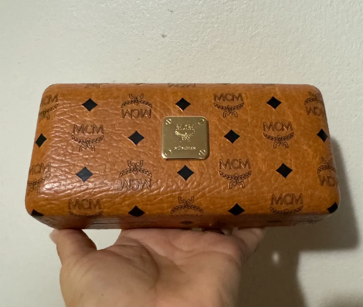 🥕MCM Sunglasses with Case image indicator(9)