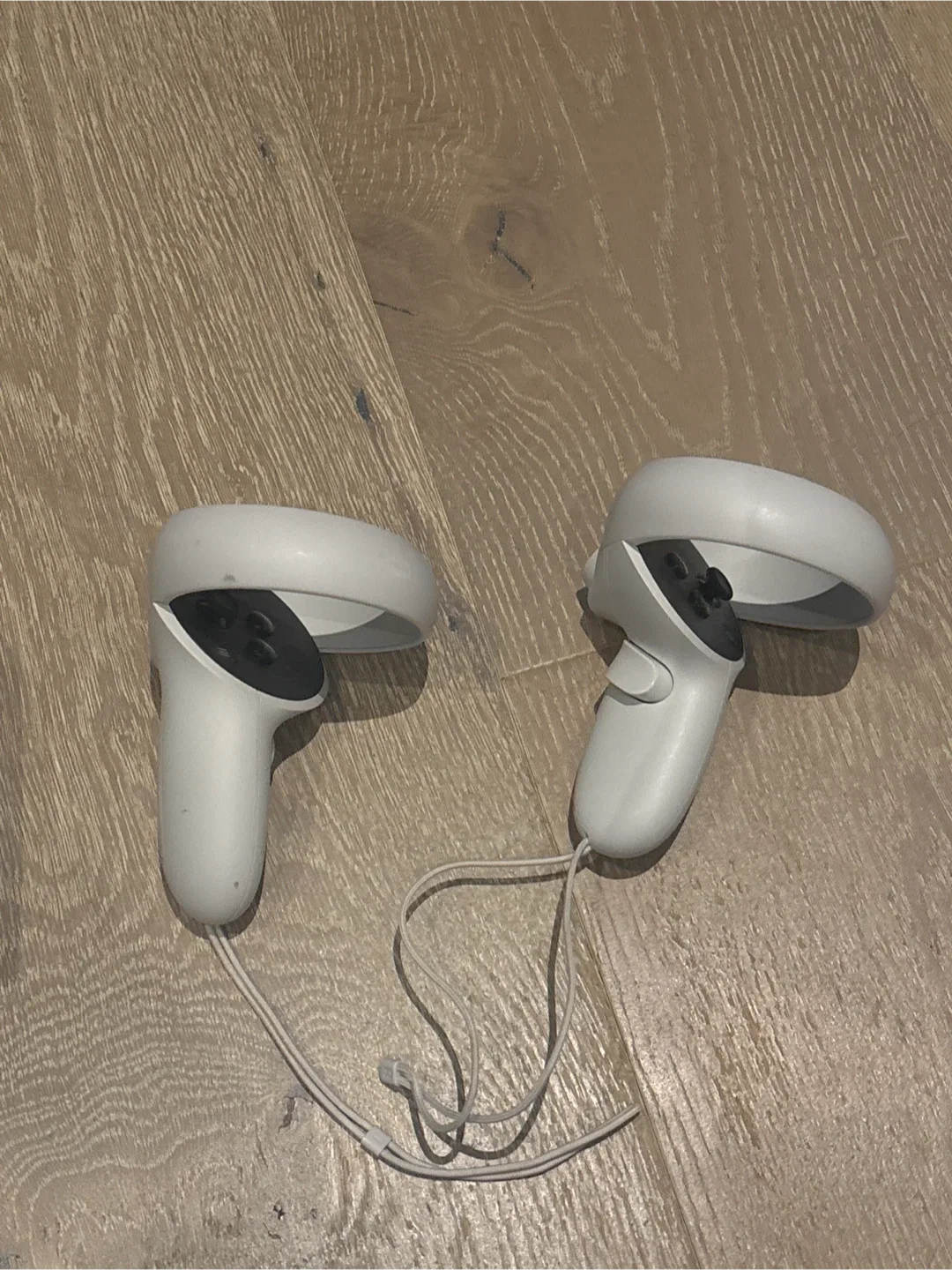 Oculus Quest 2 Controllers + Headset (band broken) image indicator(2)