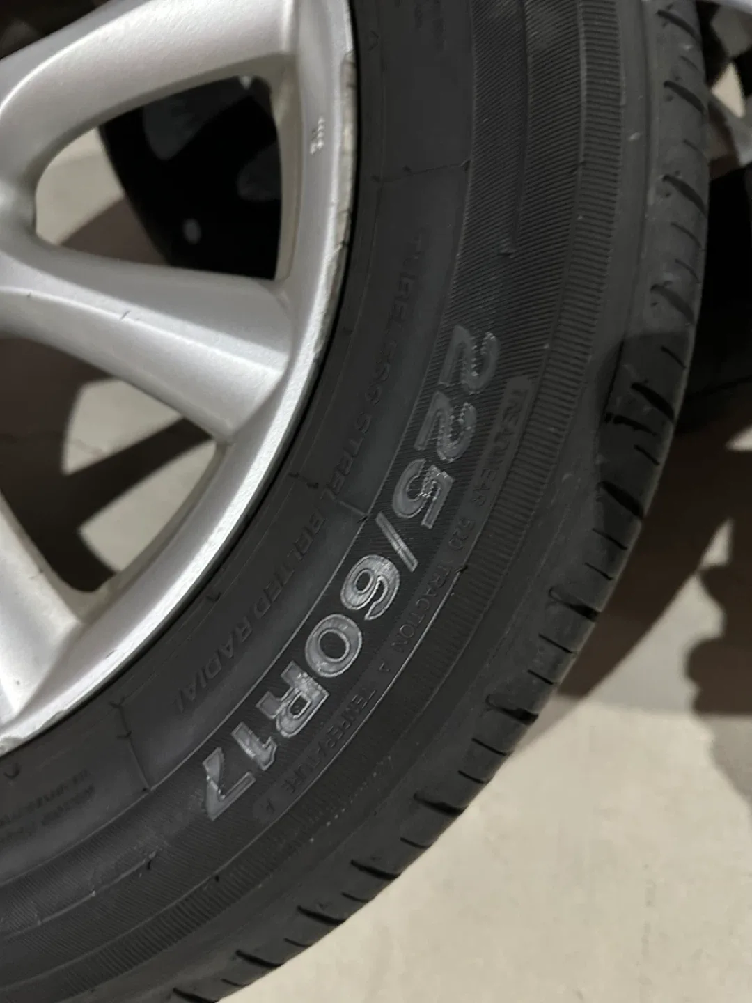 Acura Rims with Tires 225/60R17 image indicator(2)