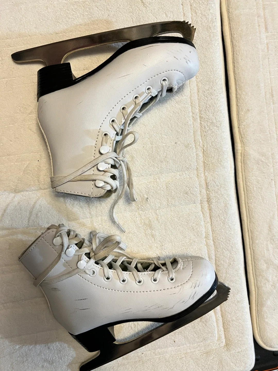 Winnwell Figure Skates, White, Size 1 image indicator(3)