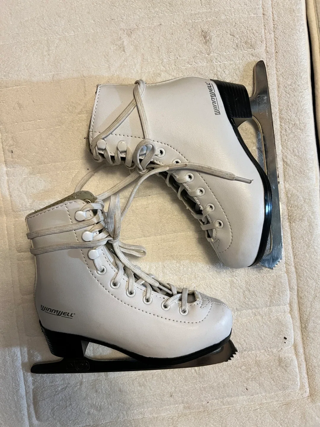 Winnwell Figure Skates, White, Size 1 image indicator(2)