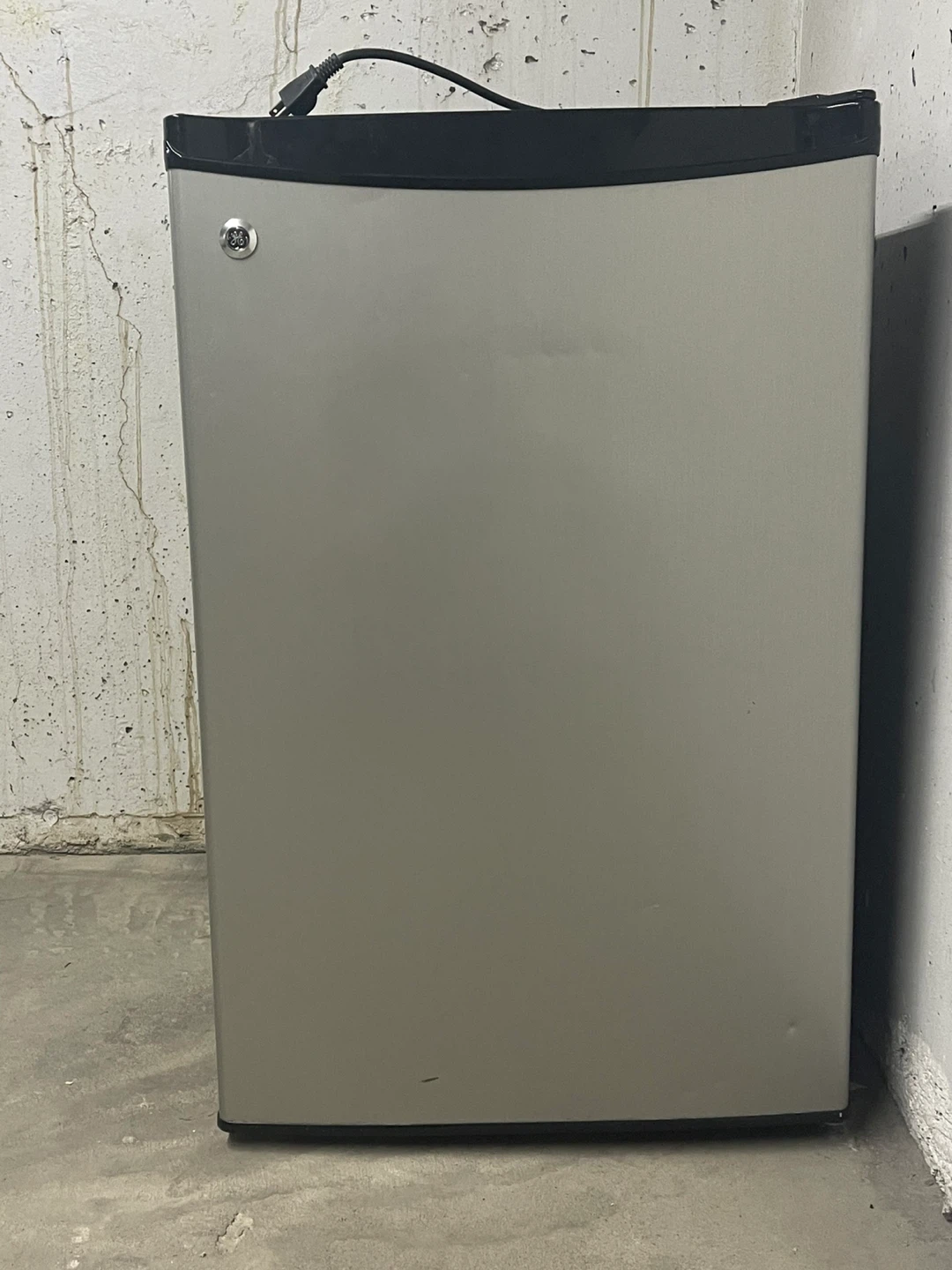 GE Mini Fridge - Black and Grey - photo 2