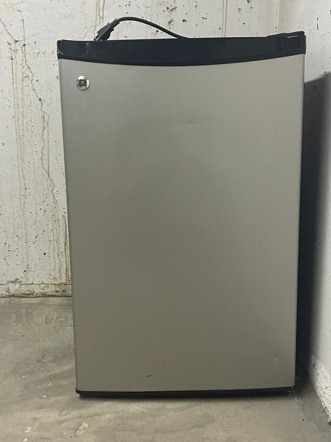 GE Mini Fridge - Black and Grey image indicator(2)