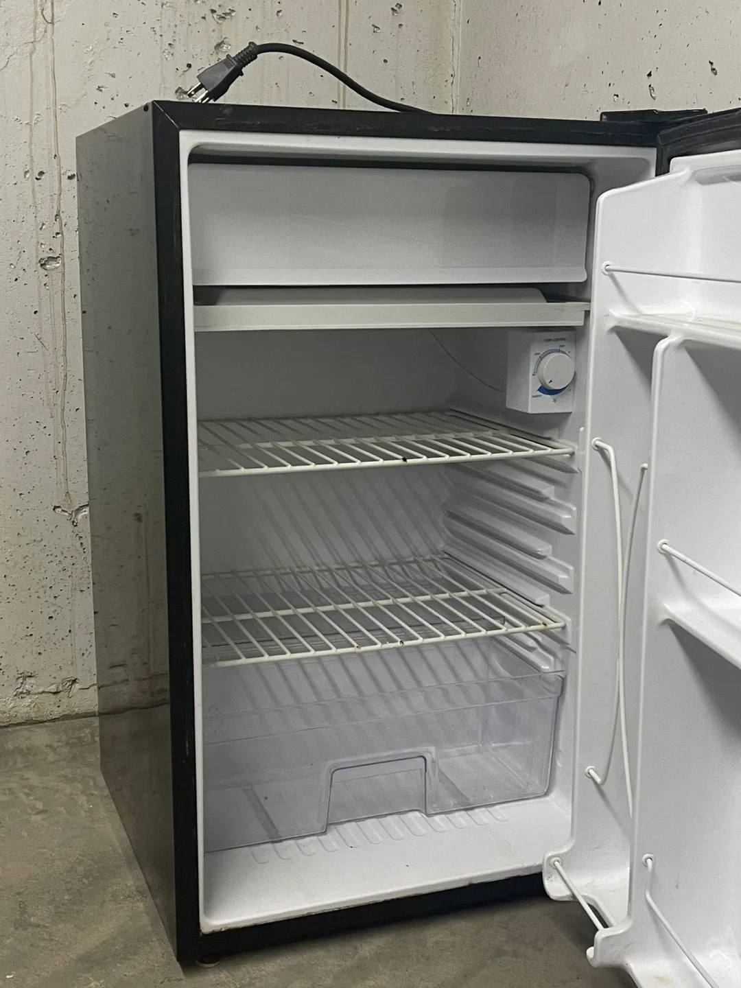 GE Mini Fridge - Black and Grey image indicator(4)