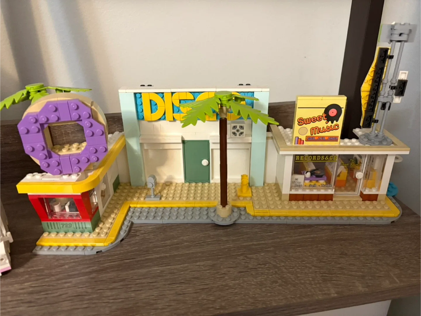 LEGO Ideas BTS Dynamite Set image indicator(2)