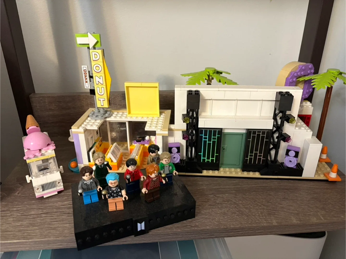 LEGO Ideas BTS Dynamite Set image indicator(3)