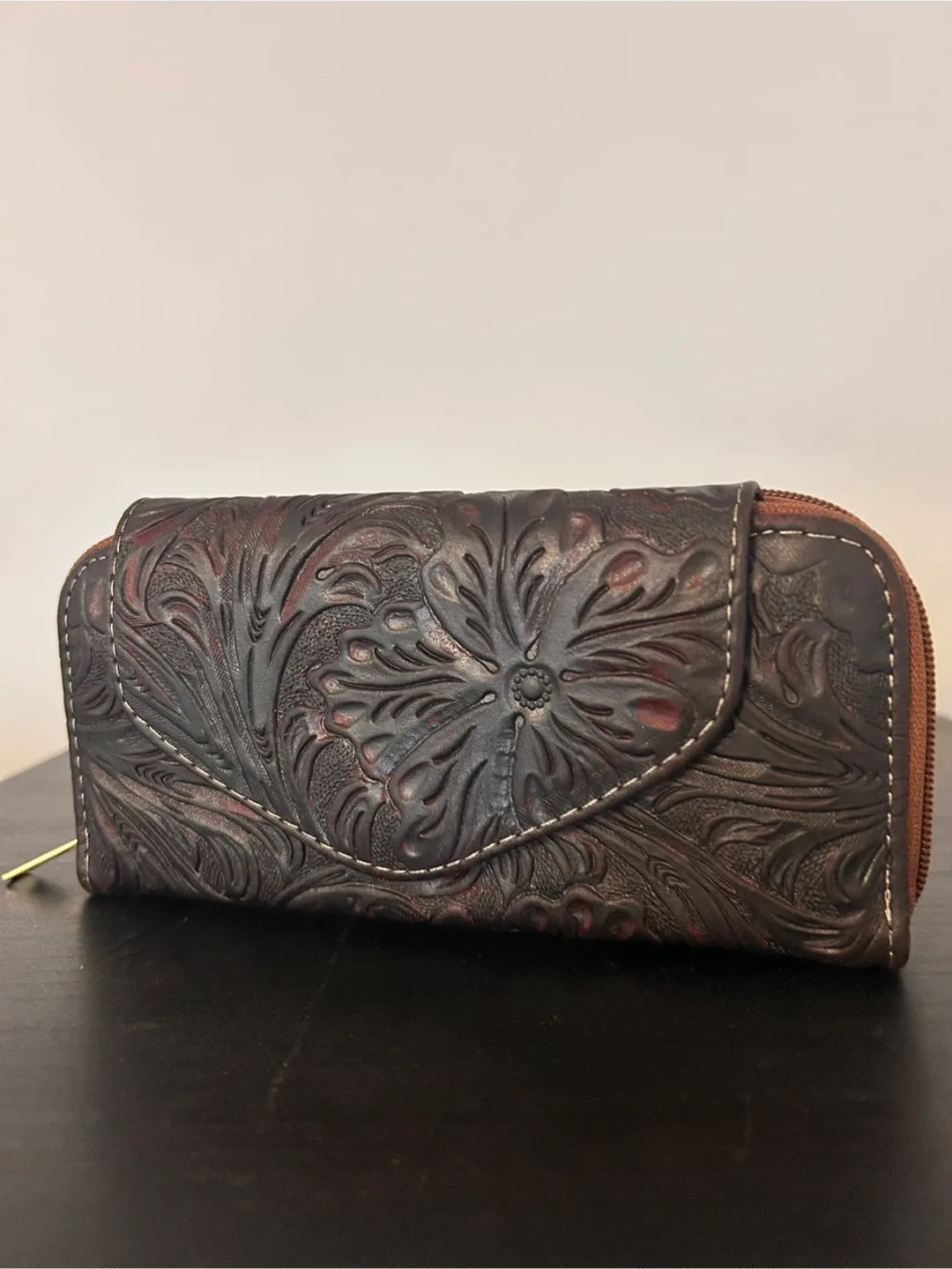 Artisanal Leather Handbags & Wallet image indicator(4)