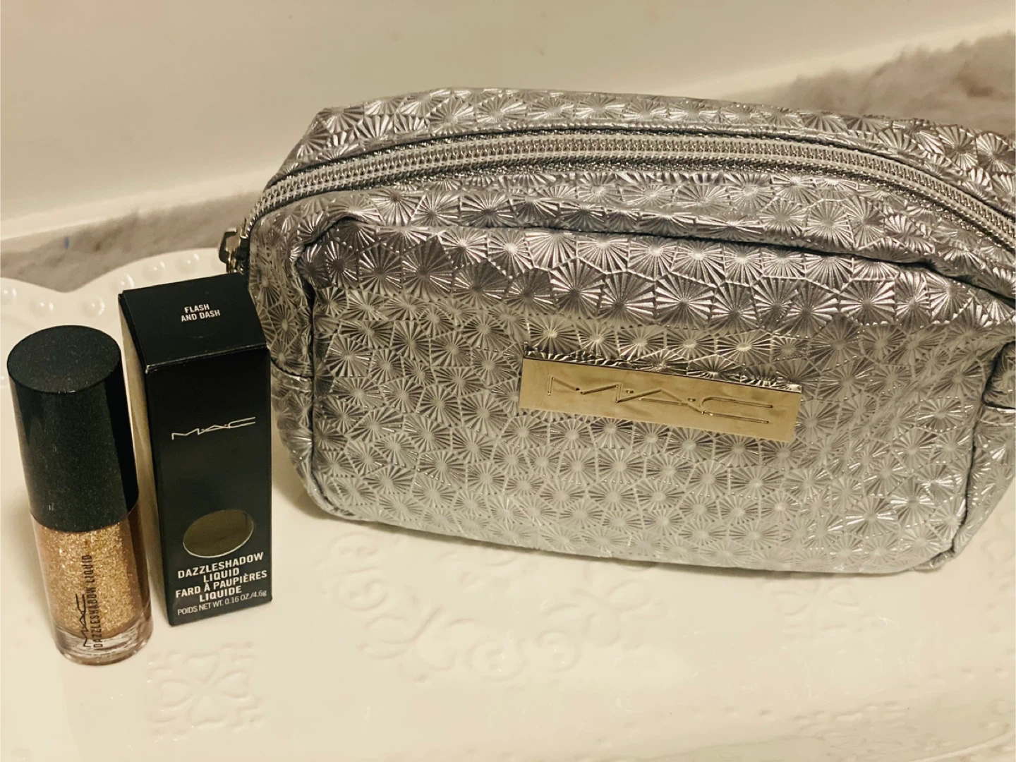 New MAC Holiday Bag + New Mac Dazzleshadow Liquid - photo 2