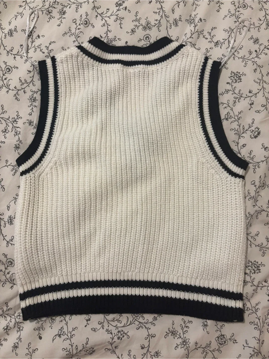 H&M White Knit Sweater Vest image indicator(2)