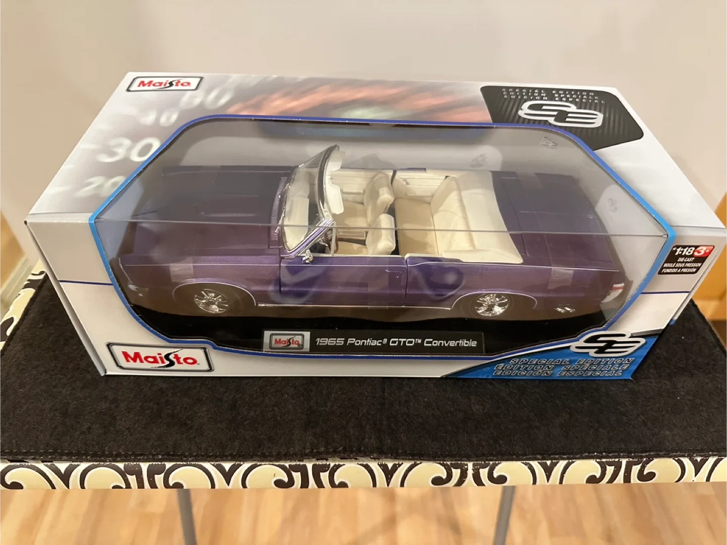 Maisto 1965 Pontiac GTO Convertible 1:18 Scale image indicator(2)