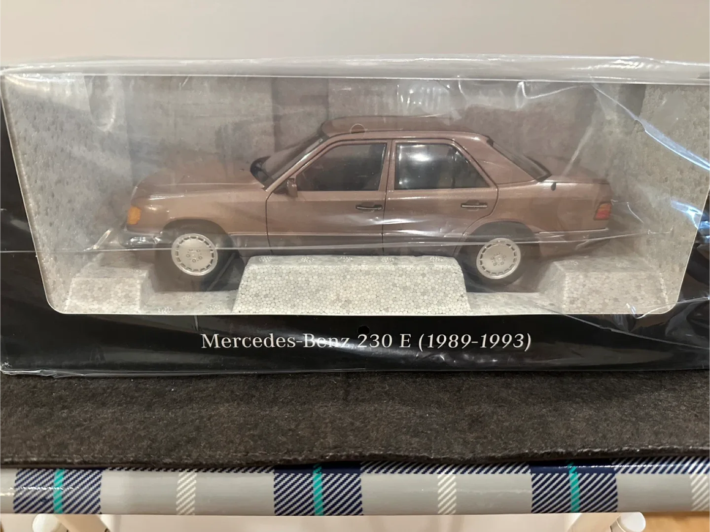 Mercedes Benz 230 E (1989-1993) Model Car thumbnail