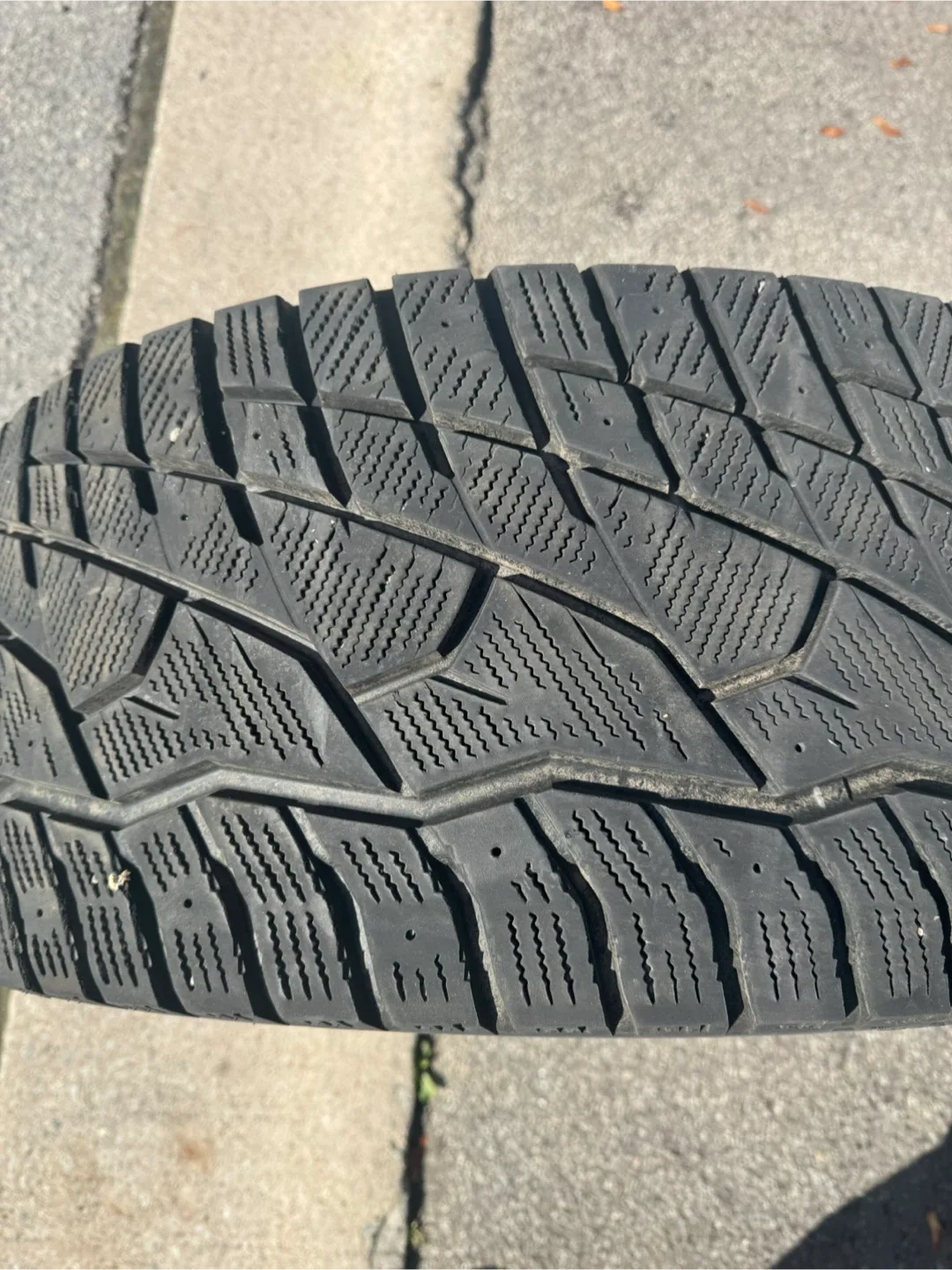 Venom Power Ice Hunter Winter Tires 33x12.50R22LT image indicator(5)