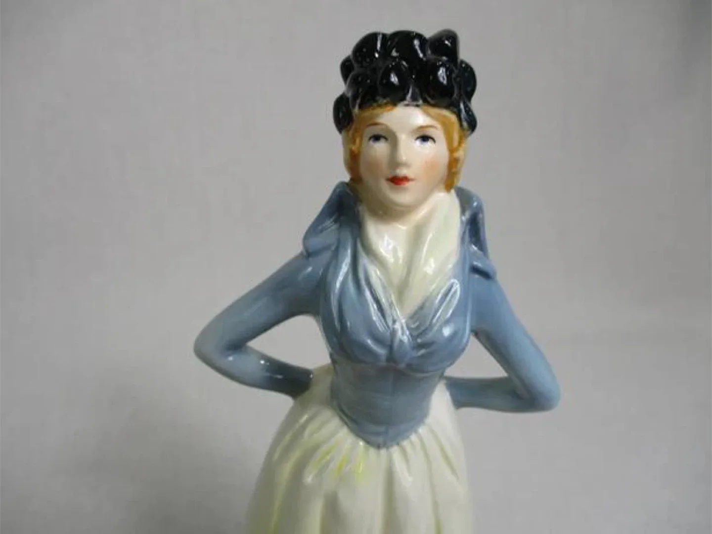 4 RARE 8-inch Goebel Hummel 1970s Figurines image indicator(5)