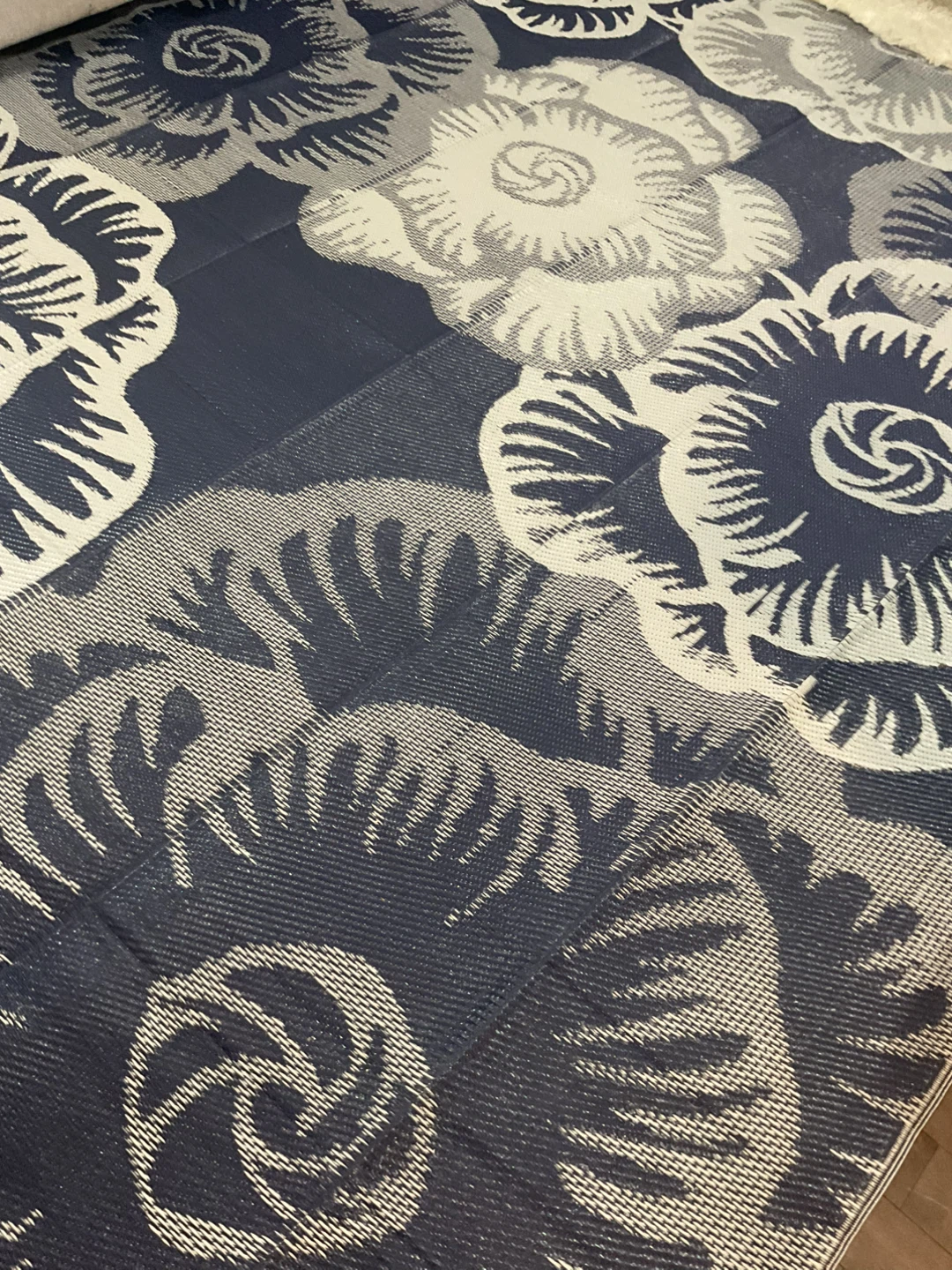 Navy & White Floral Outdoor Rug - photo 2