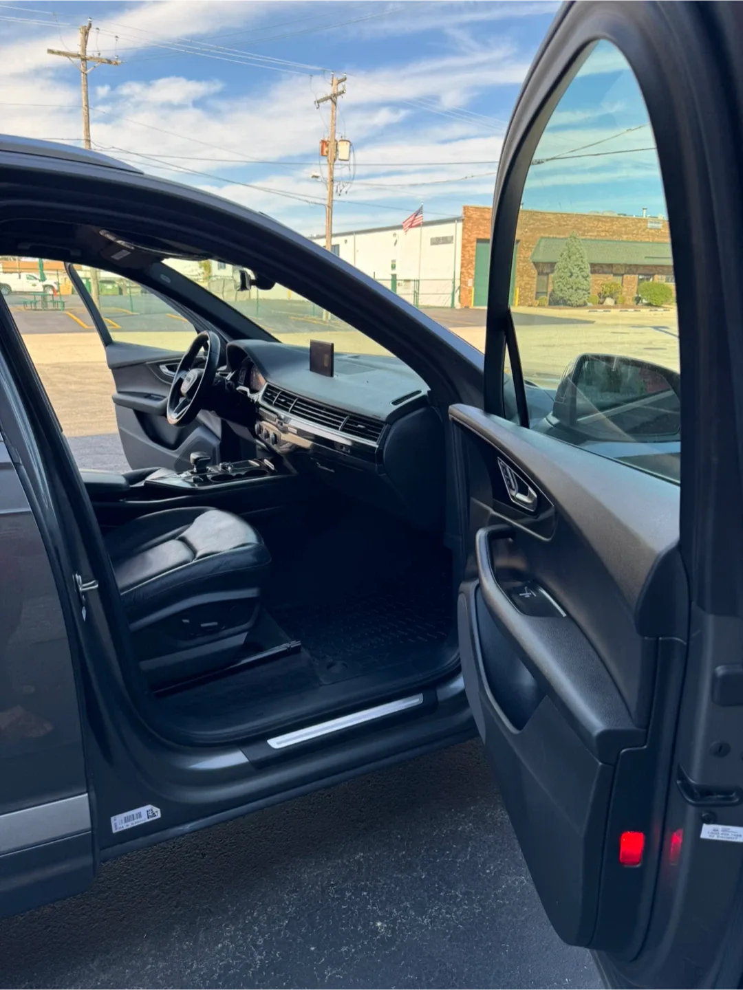 2017 Audi Q7 · 3.0T Quattro Premium Sport Utility 4D image indicator(9)