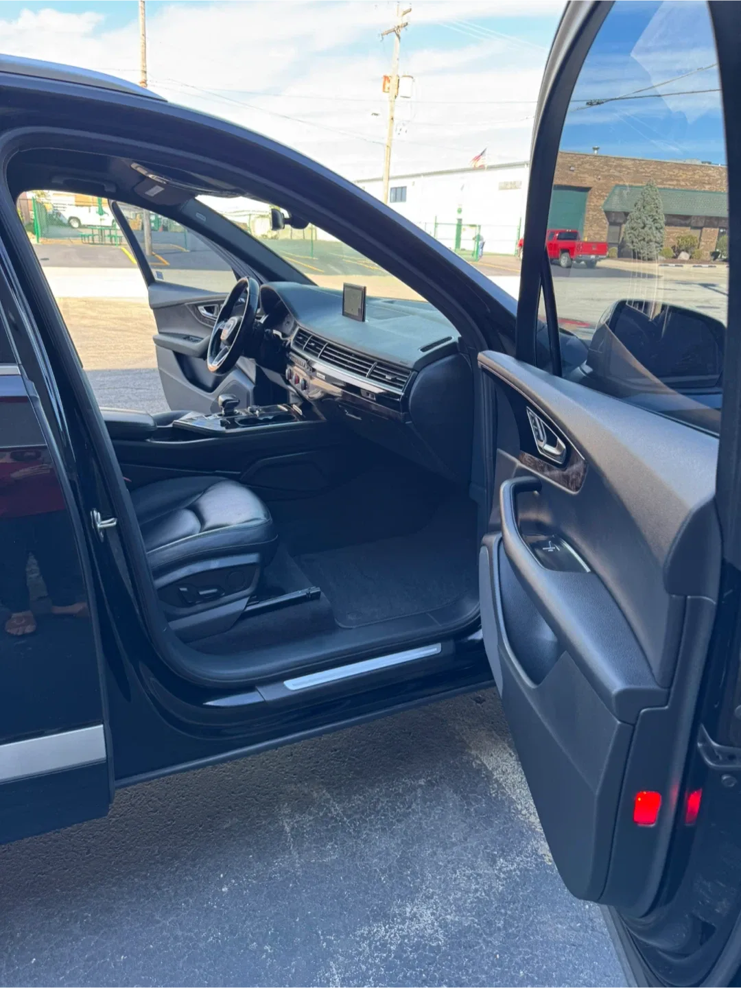 2017 Audi Q7 · 3.0T Quattro Premium Sport Utility 4D image indicator(8)