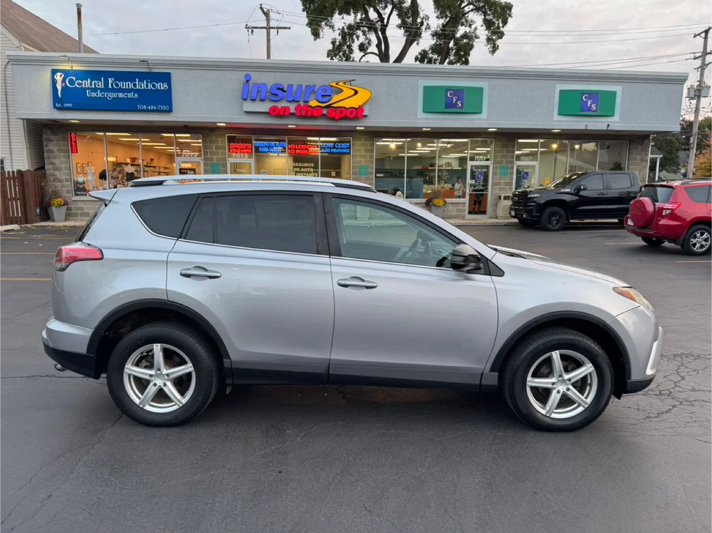 2016 Toyota RAV4 · LE Sport Utility 4D image indicator(2)