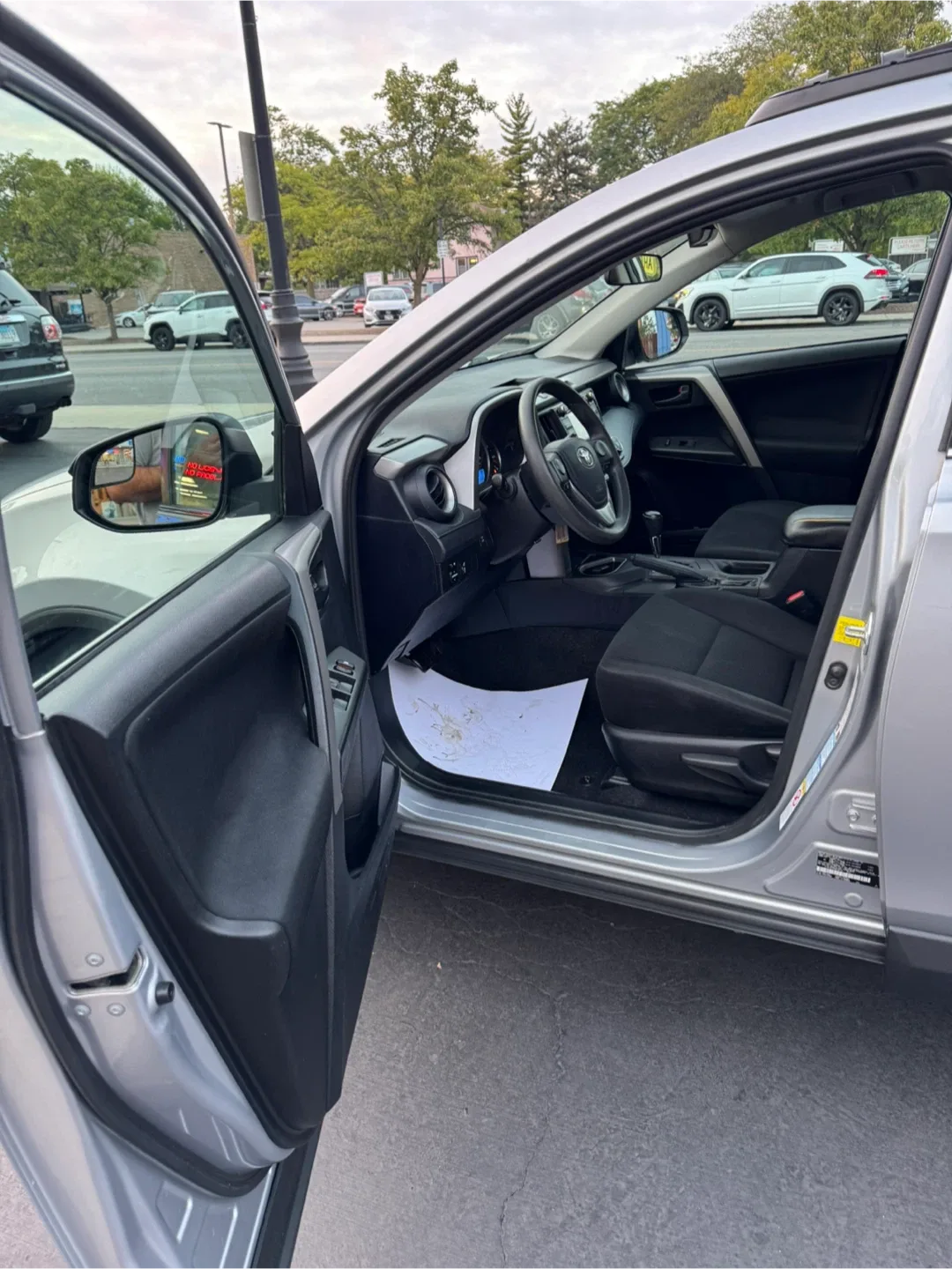 2016 Toyota RAV4 · LE Sport Utility 4D image indicator(5)