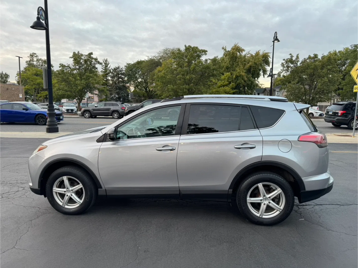 2016 Toyota RAV4 · LE Sport Utility 4D image indicator(4)