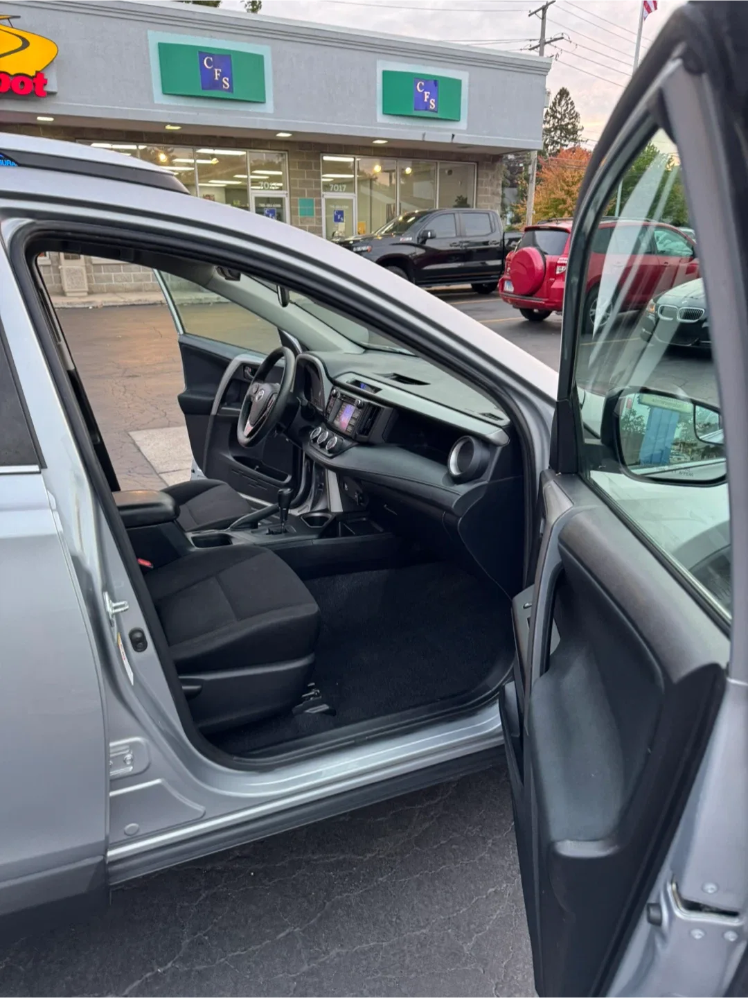 2016 Toyota RAV4 · LE Sport Utility 4D image indicator(7)