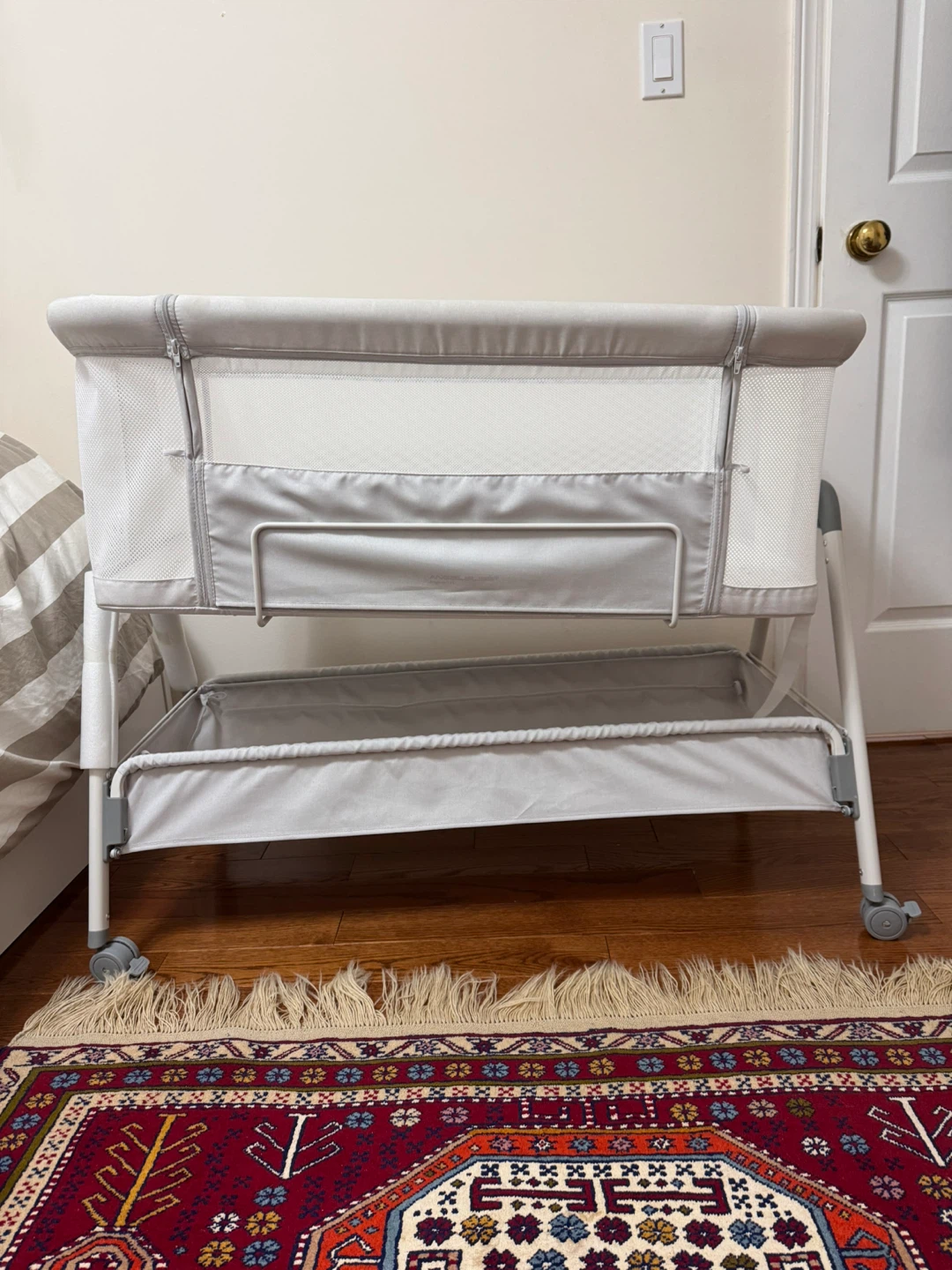 Halo BassiNest Swivel Sleeper - Excellent Condition!