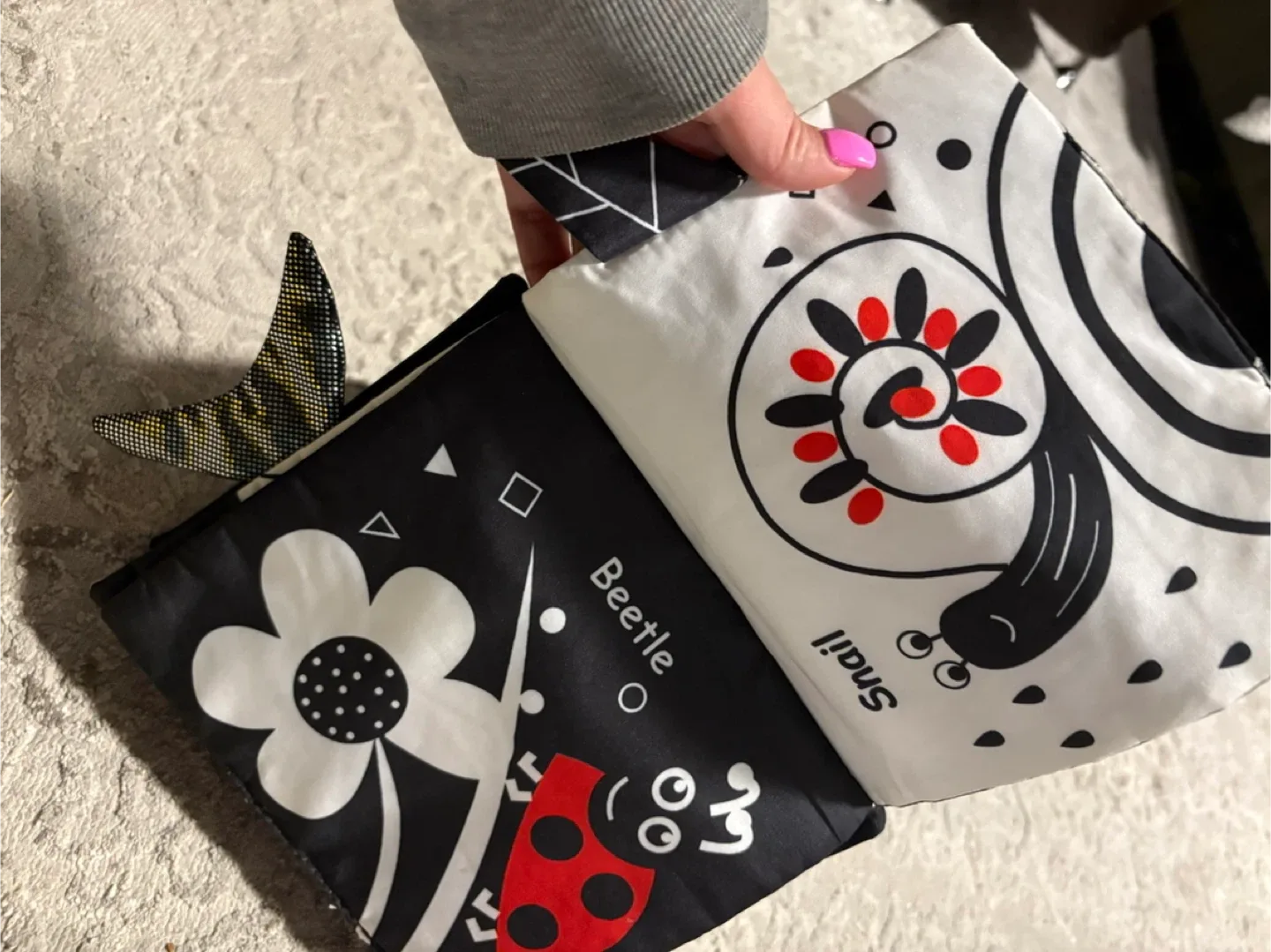 Black & White Soft Baby Book image indicator(4)