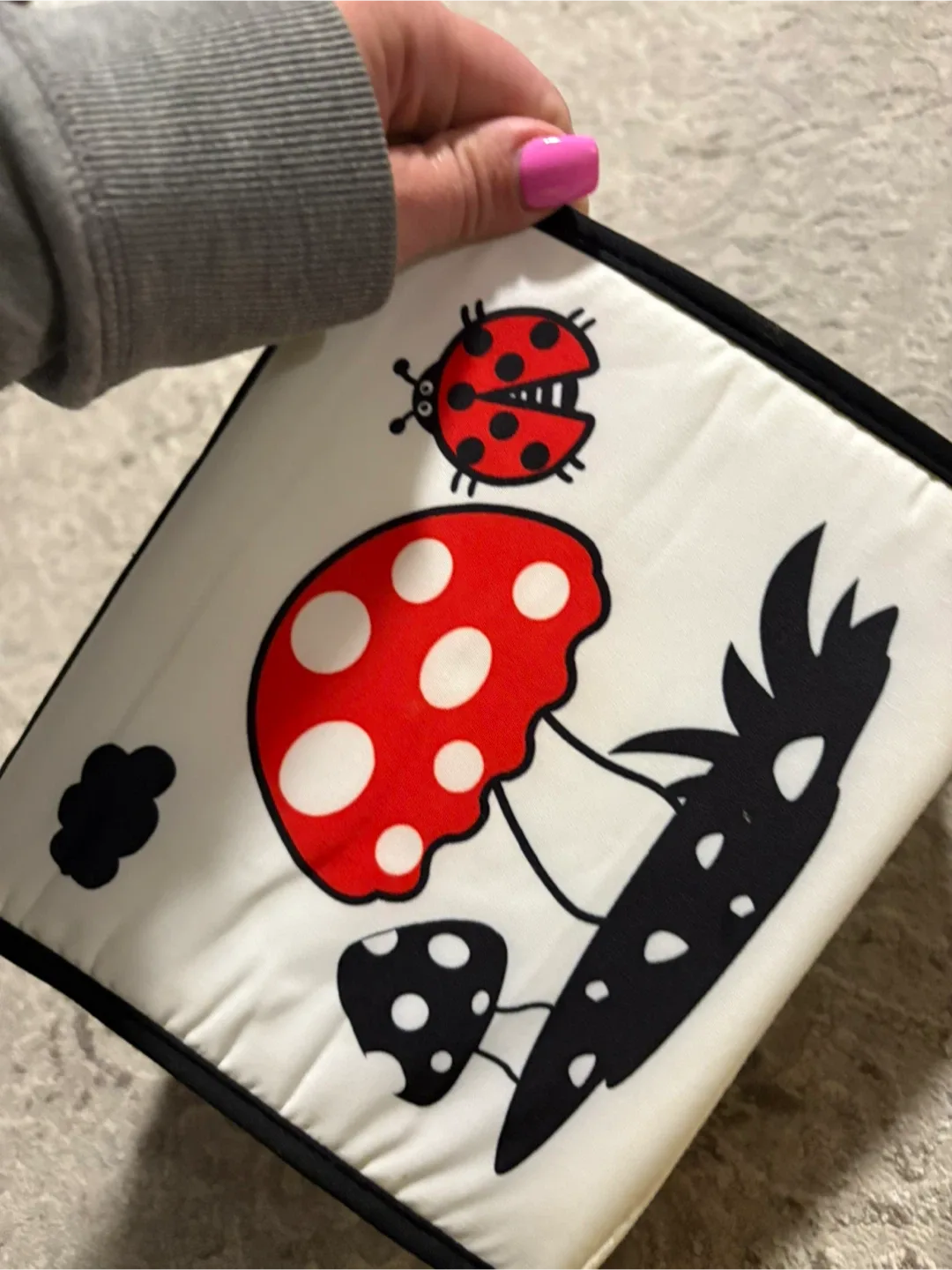 Black & White Soft Baby Book image indicator(5)