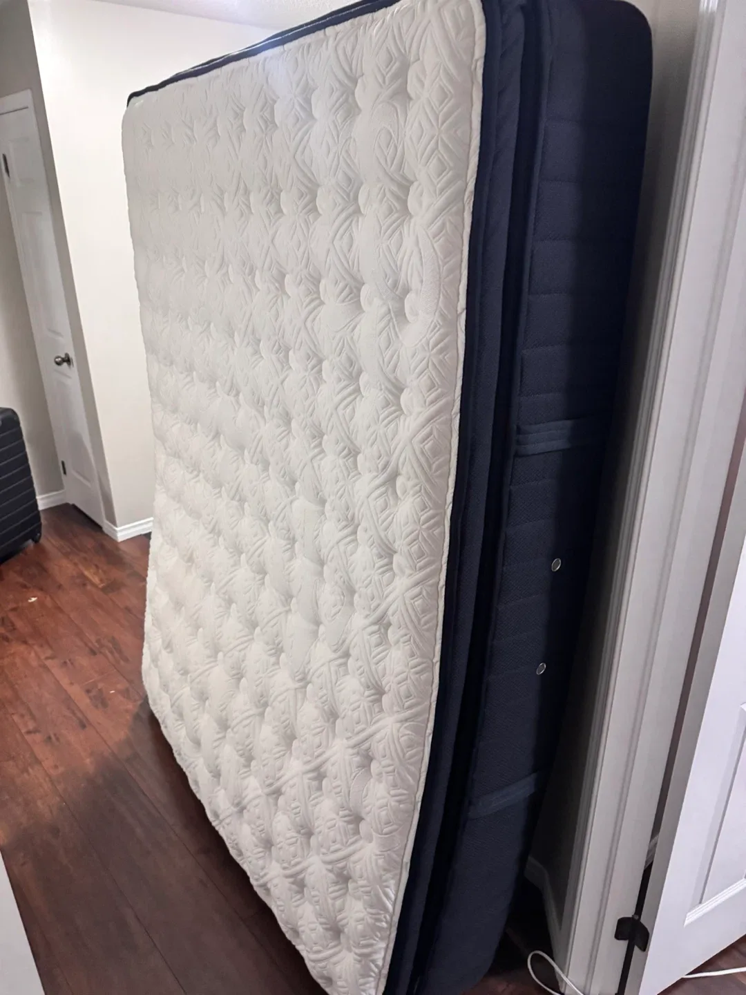 Queen Size Mattress image indicator(4)