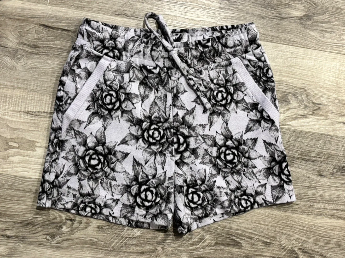 LIKE NEW matching sweat set - TWENTY Shorts + Hoodie (M) image indicator(4)