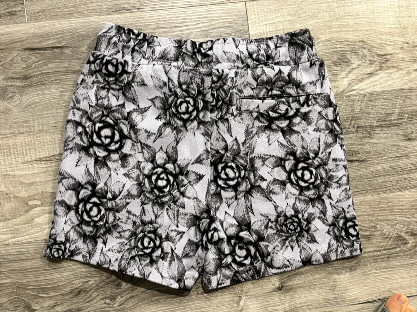 LIKE NEW matching sweat set - TWENTY Shorts + Hoodie (M) image indicator(5)