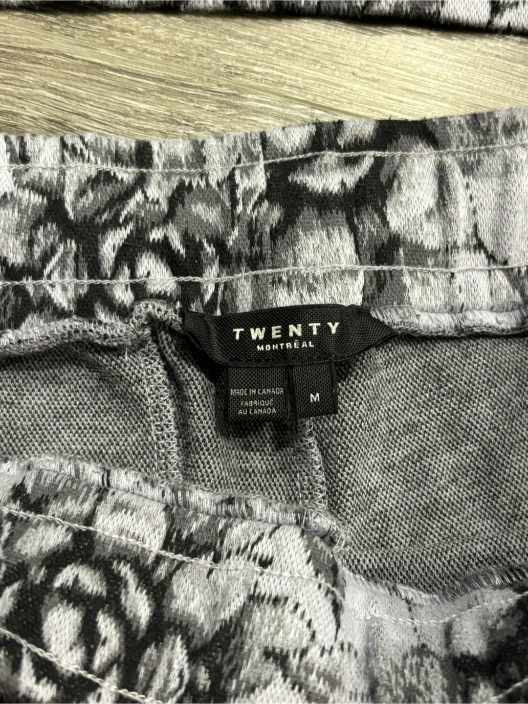 LIKE NEW matching sweat set - TWENTY Shorts + Hoodie (M) image indicator(3)