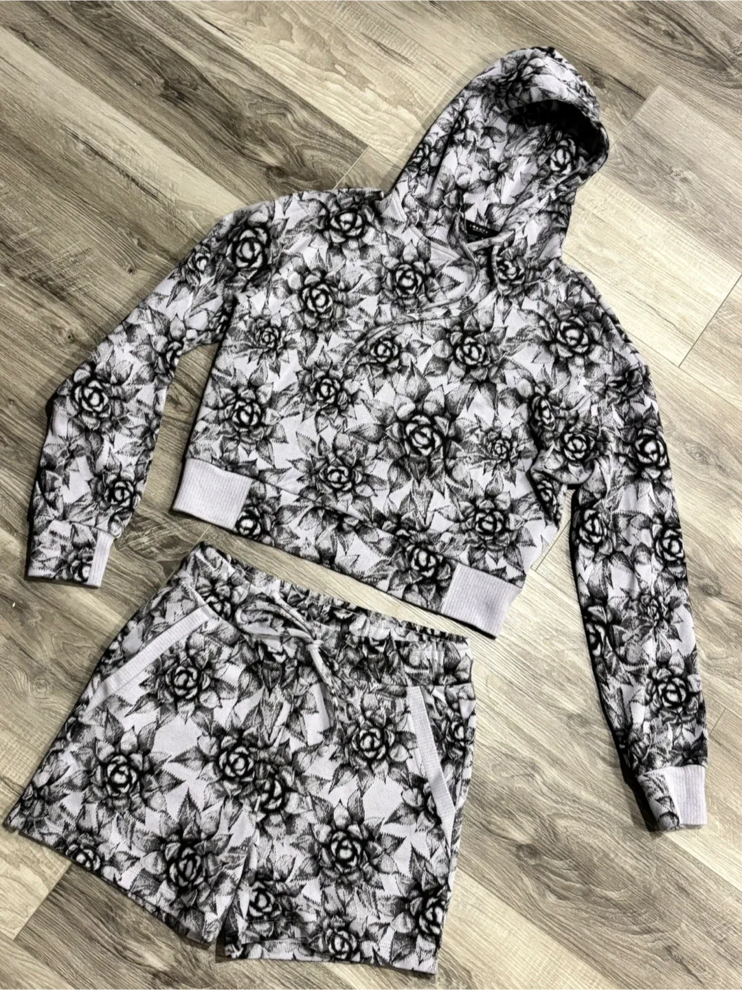 LIKE NEW matching sweat set - TWENTY Shorts + Hoodie (M)