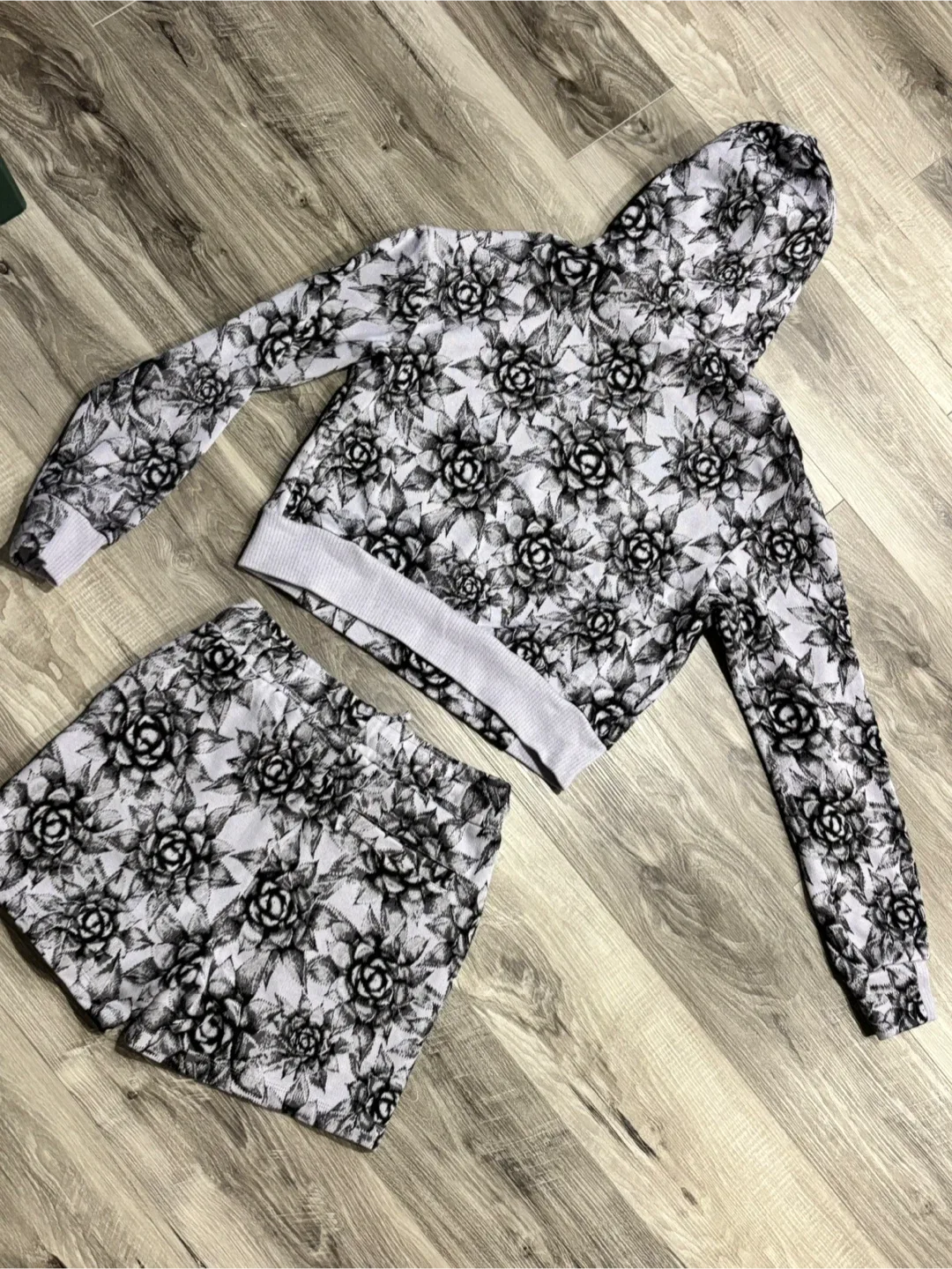 LIKE NEW matching sweat set - TWENTY Shorts + Hoodie (M) image indicator(6)