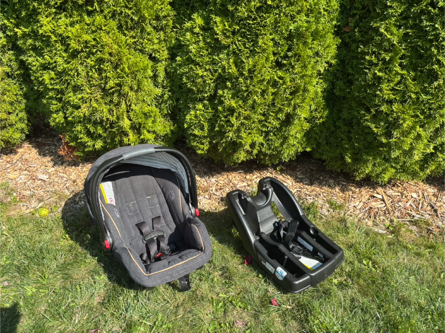 Graco Infant Car Seat with Base - photo 2