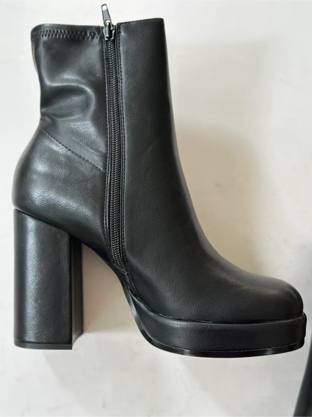 BNIB Vegan Black Platform Ankle Boots - Size 9 image indicator(4)