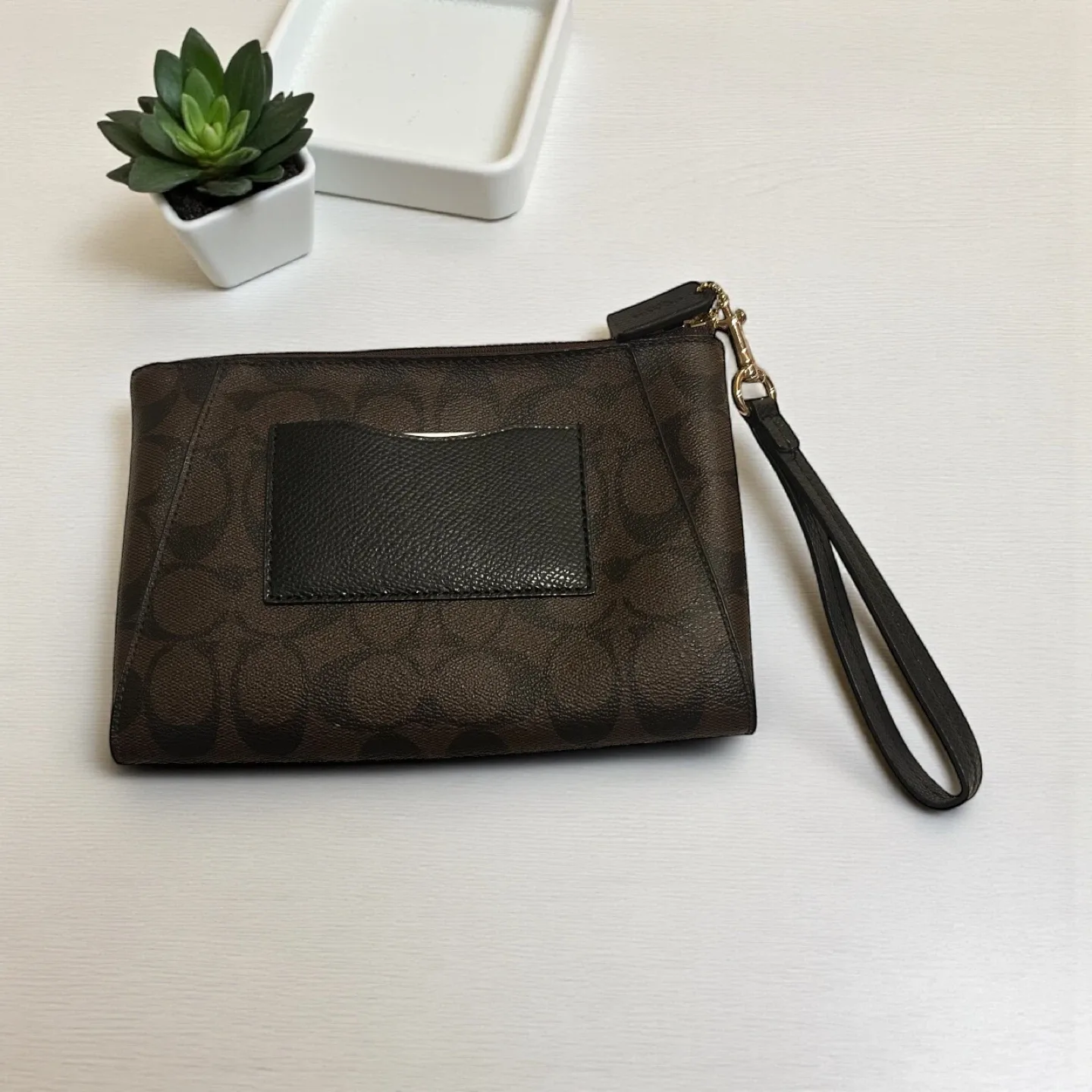 Coach Wristlet Brown image indicator(2)