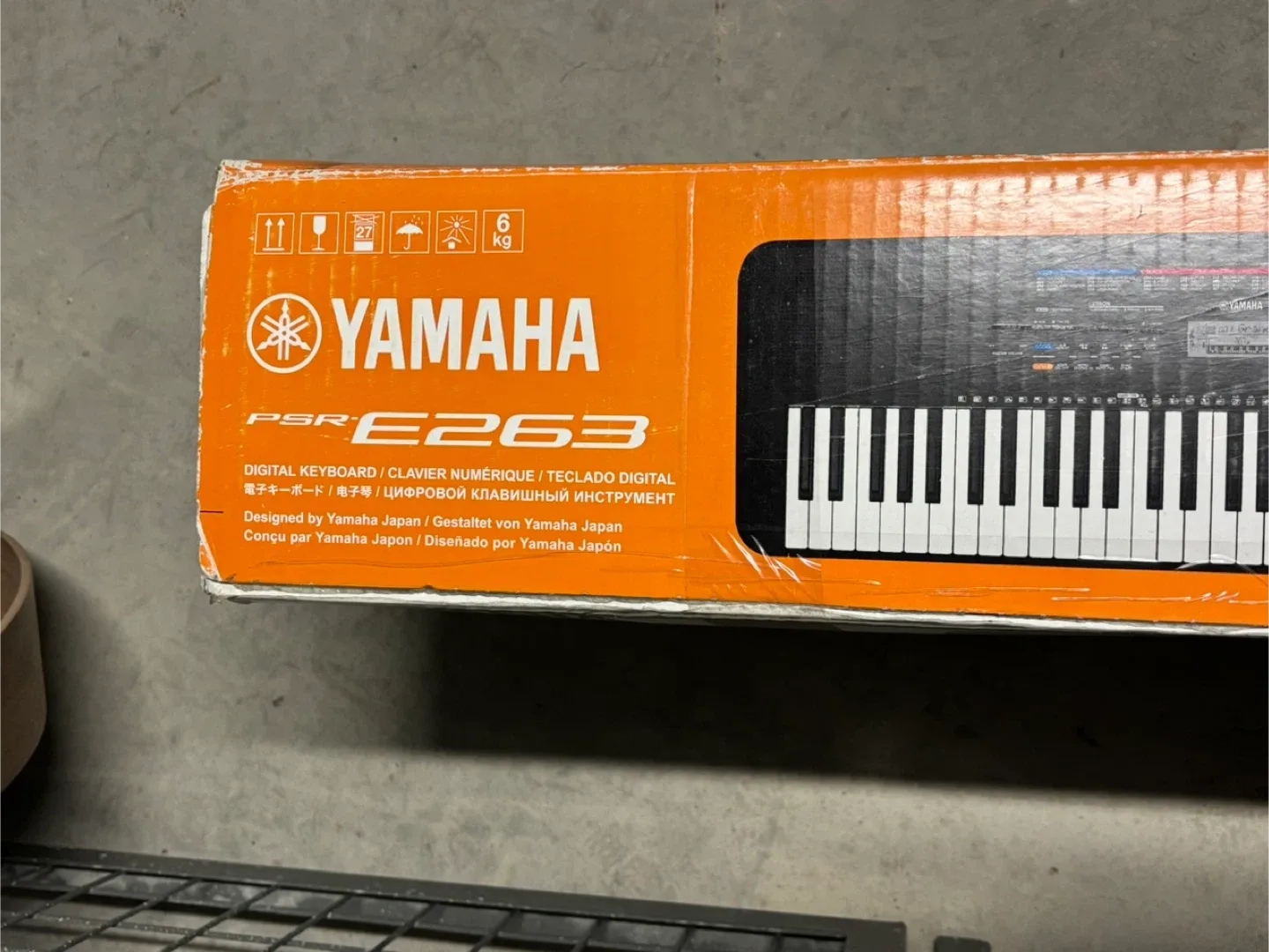 Yamaha PSR-E263 Digital Keyboard - Like New! image indicator(2)