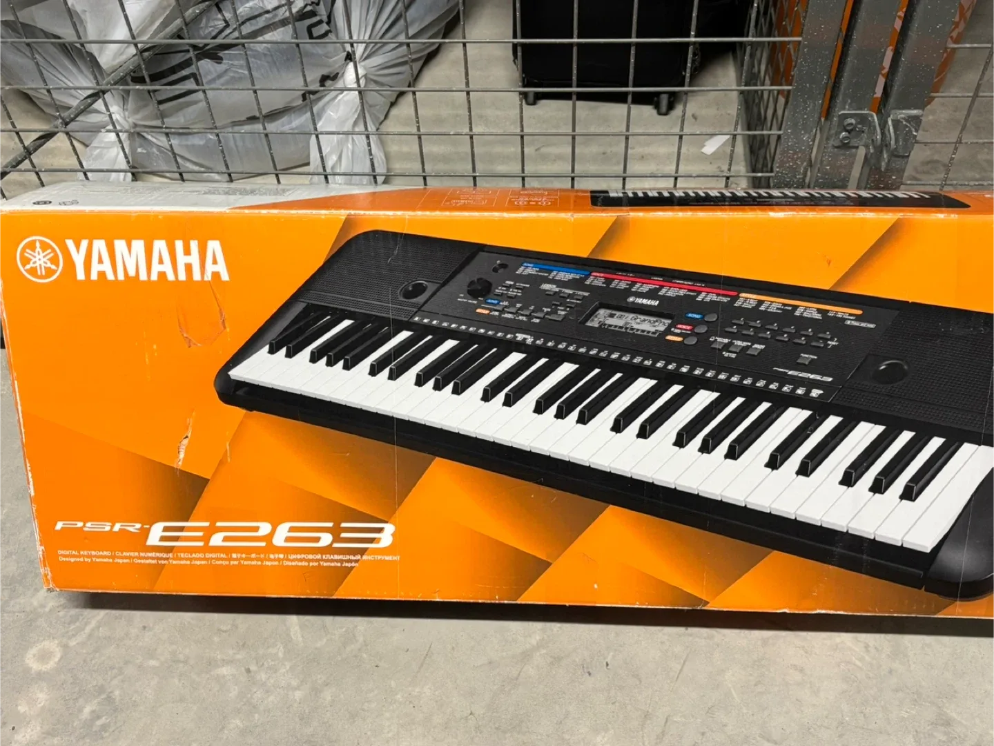 Yamaha PSR-E263 Digital Keyboard - Like New!