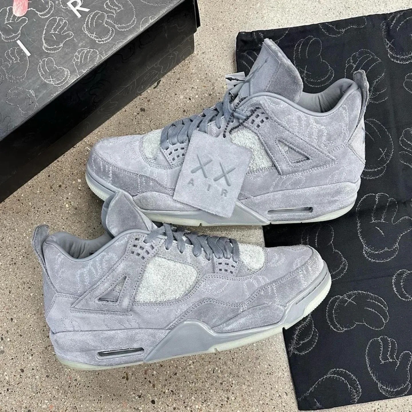 Nike Air Jordan 4 Retro KAWS Grey thumbnail