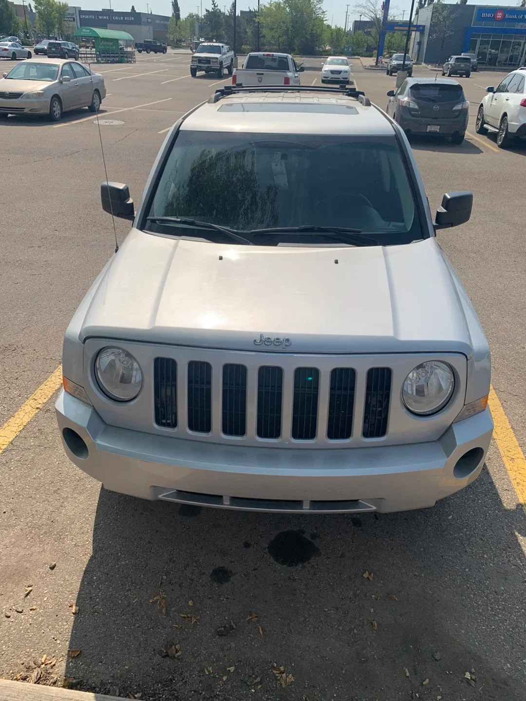 Jeep Patriot - Silver SUV image indicator(2)