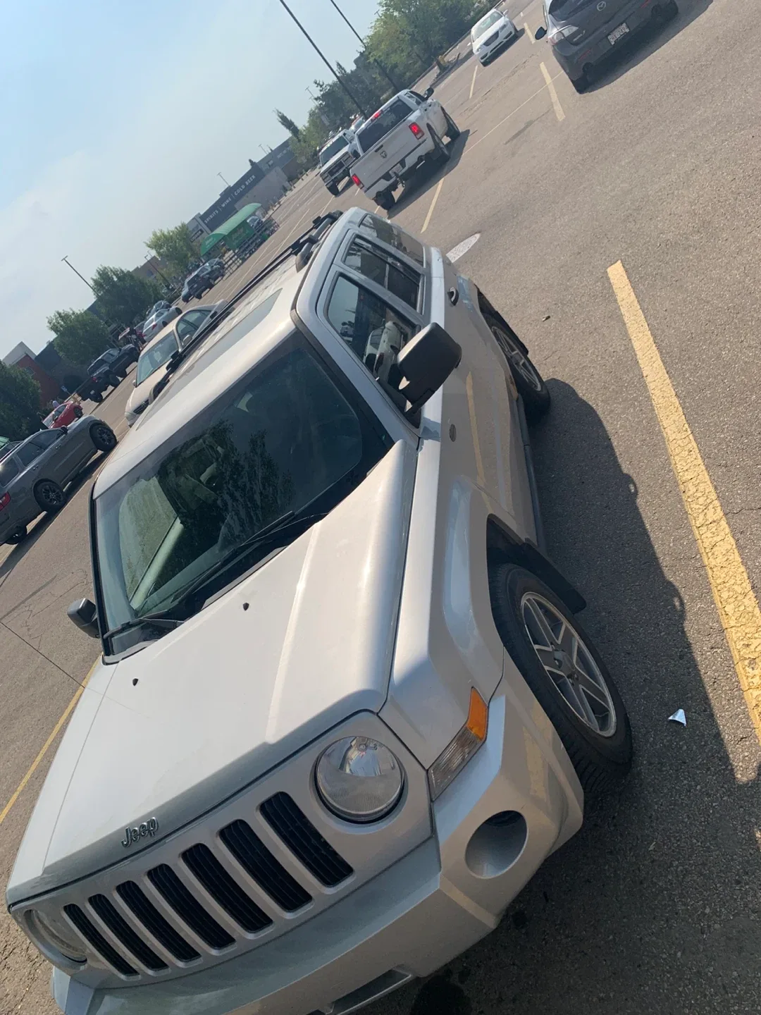 Jeep Patriot - Silver SUV image indicator(3)