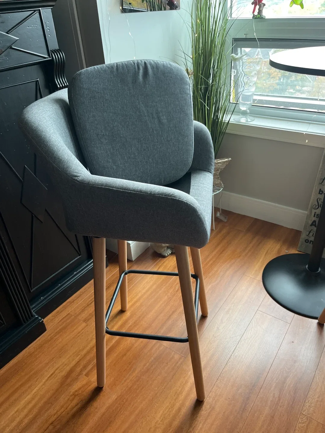 Bar table and stools image indicator(2)