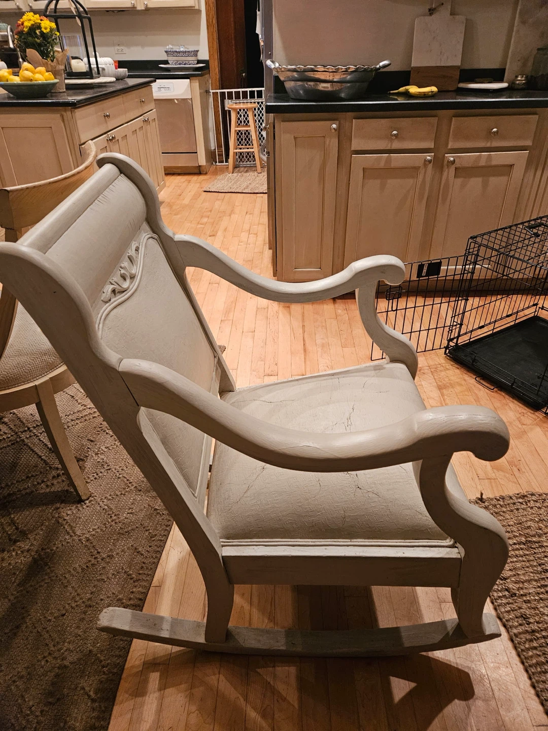 Vintage Rocking Chair - Great Condition! - photo 2