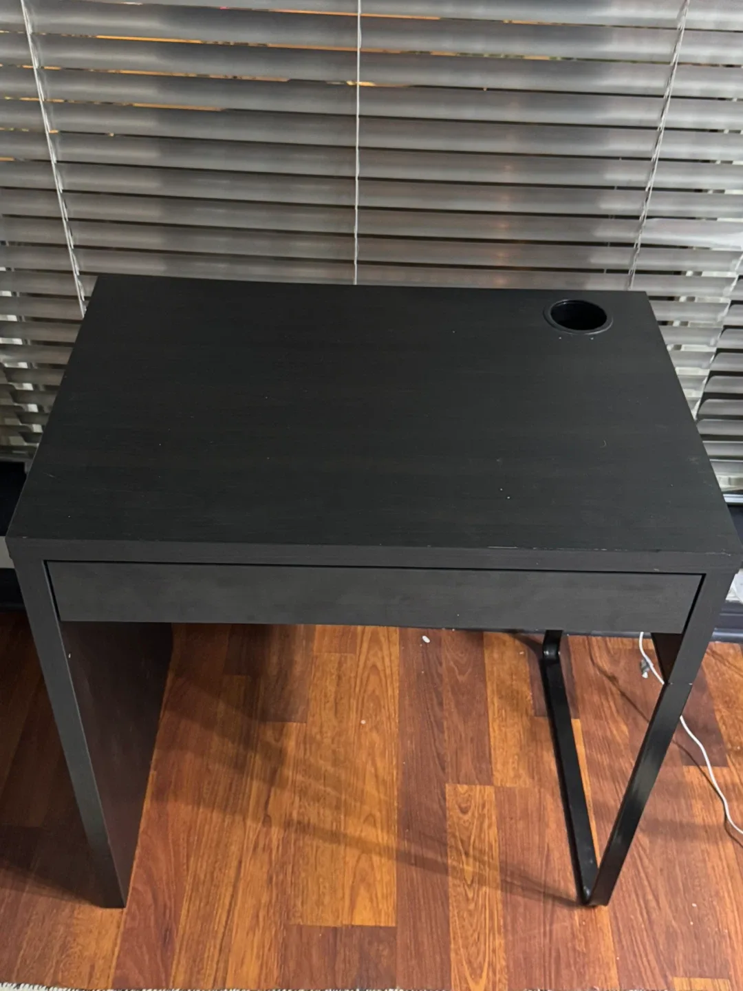 IKEA MICKE Desk - Black image indicator(2)